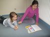 Volksschulkinder lesen Kindergartenkindern vor Bild 1
