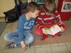 Volksschulkinder lesen Kindergartenkindern vor Bild 2
