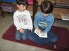 Volksschulkinder lesen Kindergartenkindern vor  Bild 4